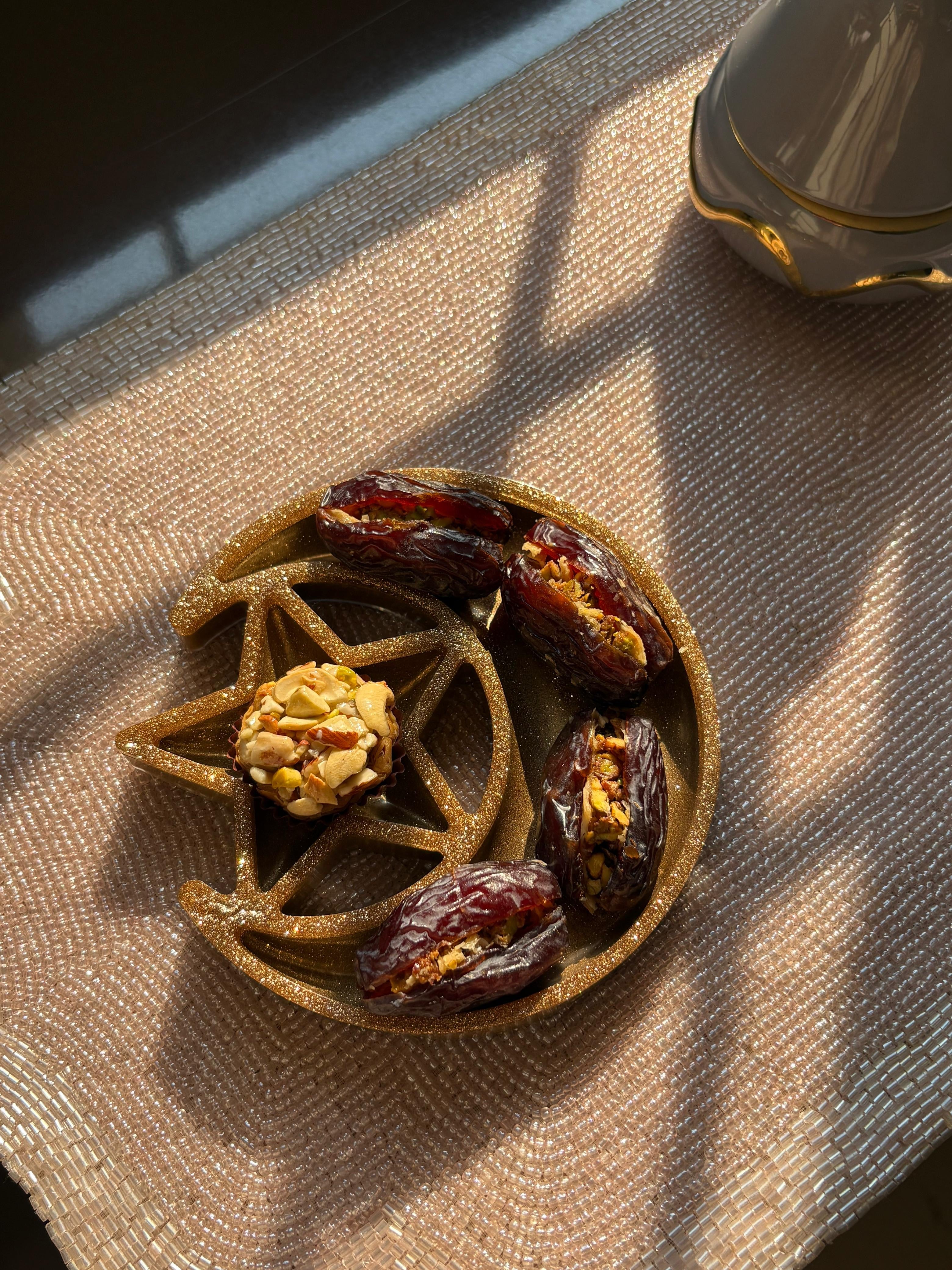 Hamper Tray Crescent – Baklava Special Stuffed Dates